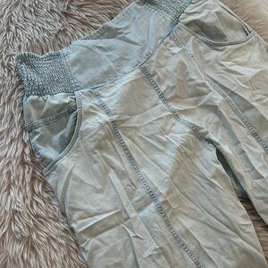 Never worn Free people pull on wide leg denim!